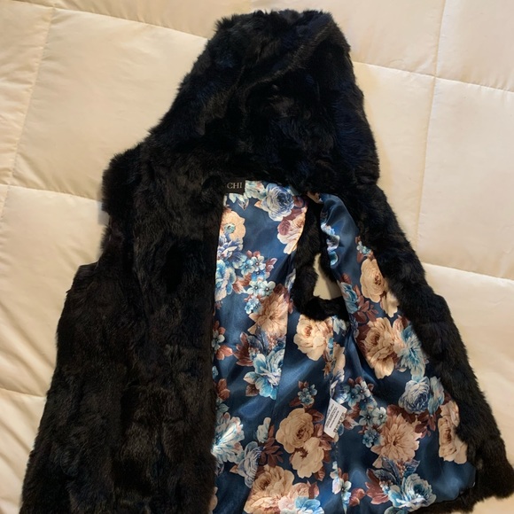 Black rabbit vest with hood and pockets - Picture 7 of 10